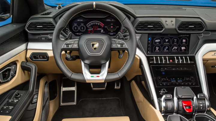 Lamborghini Urus devant